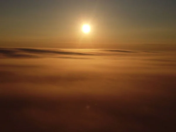 Eine Schöne Luftaufnahme Des Sonnenuntergangs Über Den Wolken — Stockfoto