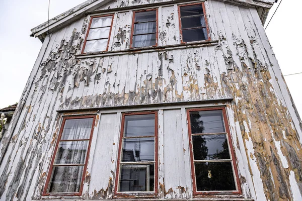 Tiro Ângulo Baixo Uma Casa Velha Estilo Vintage Com Lascar — Fotografia de Stock