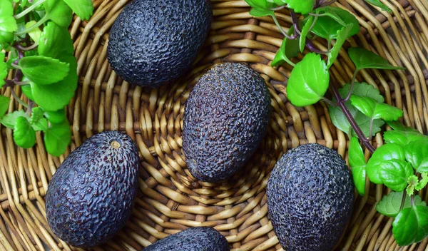 Bovenaanzicht Van Avocado Een Rieten Basis — Stockfoto