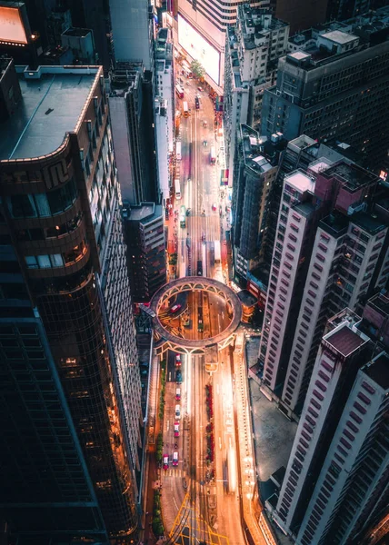 Függőleges Felvétel Egy Autópályáról Fényekkel Modern Felhőkarcolókkal Körülvéve Hong Kongban — Stock Fotó