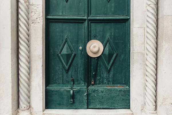 Sun Hat Hanging Door Handle Old Wooden Green Doors Symbols — Stock Photo, Image