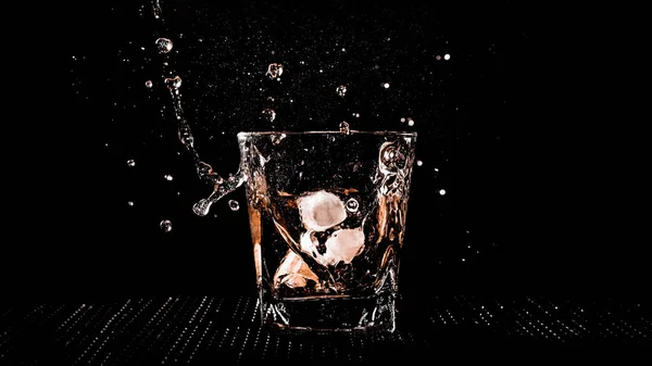 冰块的特写掉进了一杯威士忌里 桌上还溅了点水花 — 图库照片