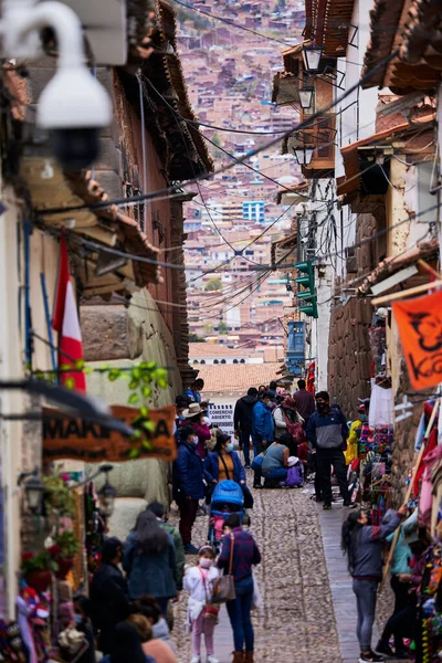 秘鲁大流行期间库斯科大街上人山人海的垂直镜头 — 图库照片