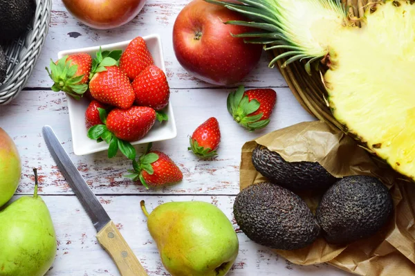 Una Vista Cenital Las Frutas Tropicales Mesa Rústica Madera —  Fotos de Stock