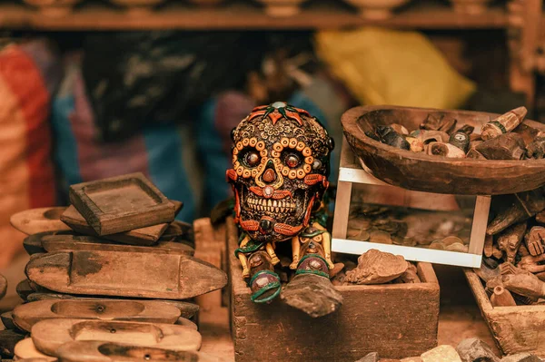 Belo Crânio Decorativo Com Pedras Outras Coisas Antigas Feitas Por — Fotografia de Stock