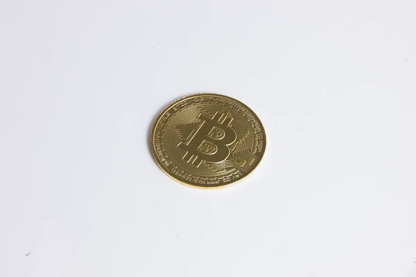 Uma Moeda Criptomoeda Bitcoin Dourada Isolada Fundo Branco — Fotografia de Stock