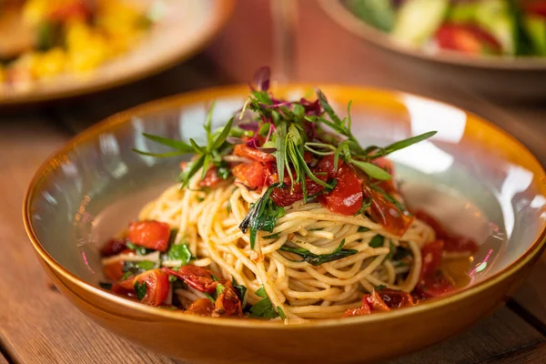 意大利面的特写 盘子里有西红柿和青菜 — 图库照片
