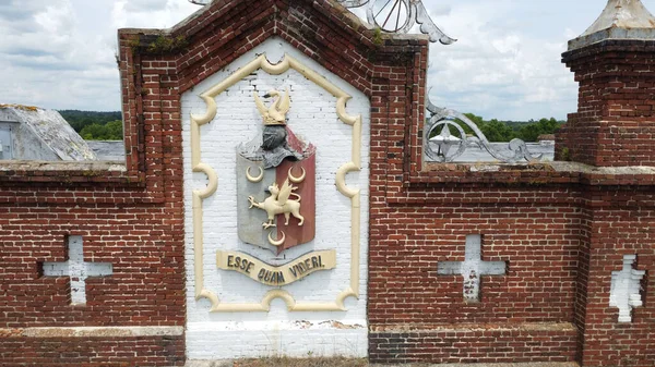 Het Embleem Een Rode Bakstenen Muur Met Latijnse Zin Esse — Stockfoto