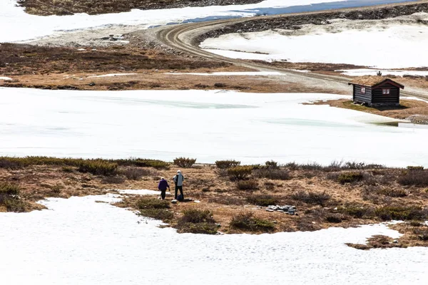 Una Vista Panorámica Dos Personas Una Zona Rural Rodeada Nieve — Foto de Stock