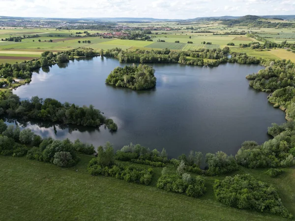 Bela Paisagem Rural Com Lago Cercado Por Vegetação Verde — Fotografia de Stock