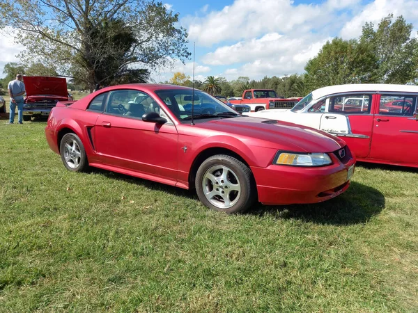 Músculo Deportivo Rojo Ford Mustang Coupé 2002 Cuarta Generación Campo —  Fotos de Stock