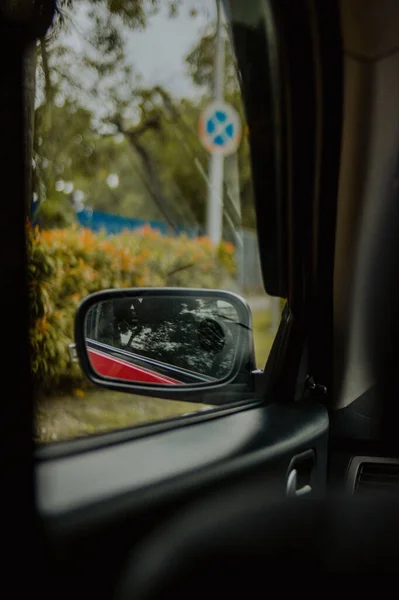 Een Verticaal Close Van Een Zijspiegel Van Een Auto Tegen — Stockfoto