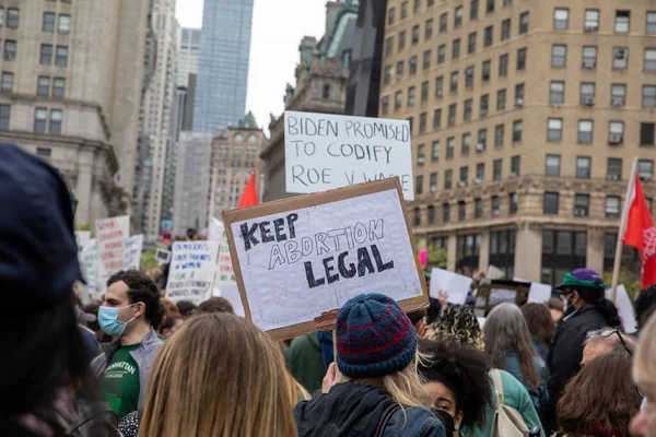 Uma Jovem Mulher Segurando Cartaz Com Palavras Keep Abortion Legal — Fotografia de Stock