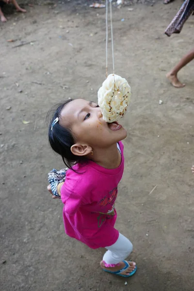 Tiro Vertical Garoto Indonésio Comendo Biscoitos Uma Competição Yogyakarta Comemoração — Fotografia de Stock