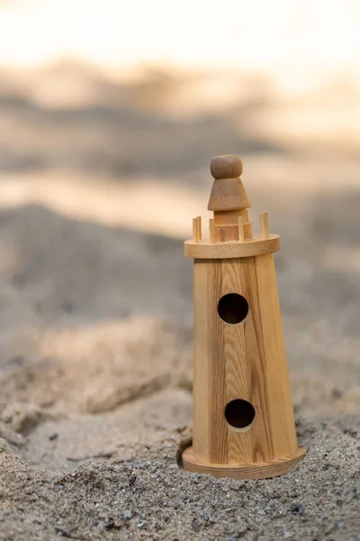 Colpo Verticale Giocattolo Faro Legno Sulla Sabbia — Foto Stock