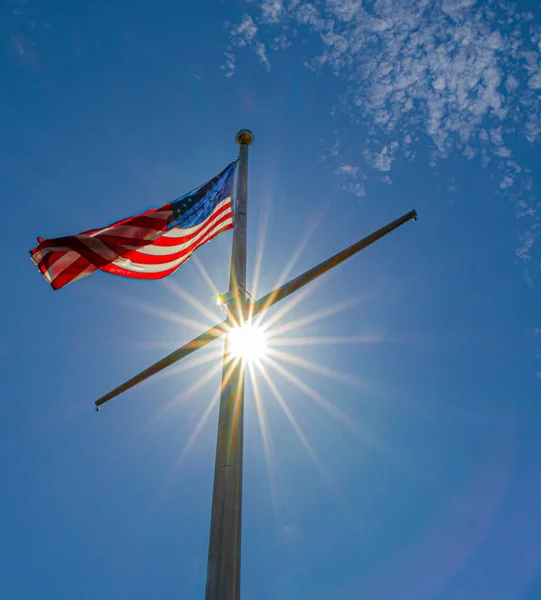 Tiro Vertical Ângulo Baixo Bandeira Dos Estados Unidos Pólo Contra — Fotografia de Stock