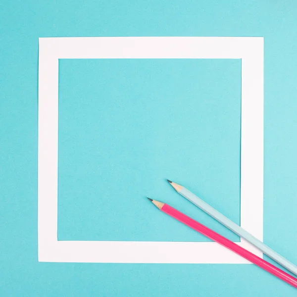 青い紙の背景の鉛筆 テキストのためのコピースペースを持つ白いフレーム ミニマリズム 創造的かつビジネスコンセプト パステルカラー — ストック写真