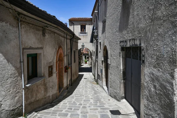 意大利南部山区的一个村庄 马赛科兽医老房子之间的一条狭窄的街道 — 图库照片