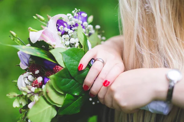 Close Das Mãos Mulher Com Anel Segurando Buquê Casamento — Fotografia de Stock