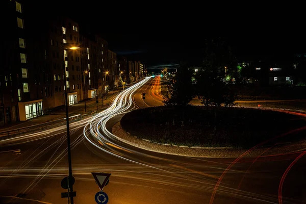 夜の高速道路の車のライトの長い露出ショット — ストック写真