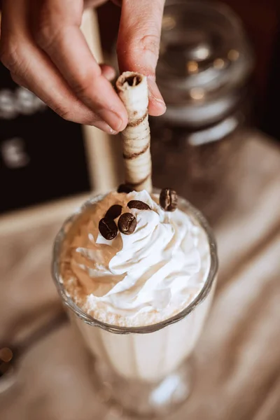 Vertikal Närbild Skott Hand Dekorera Milkshake — Stockfoto