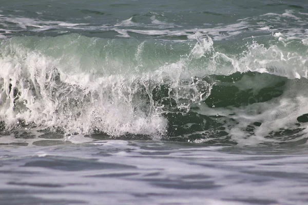 Красивий Знімок Грубих Пляжних Хвиль Бризкаючи — стокове фото