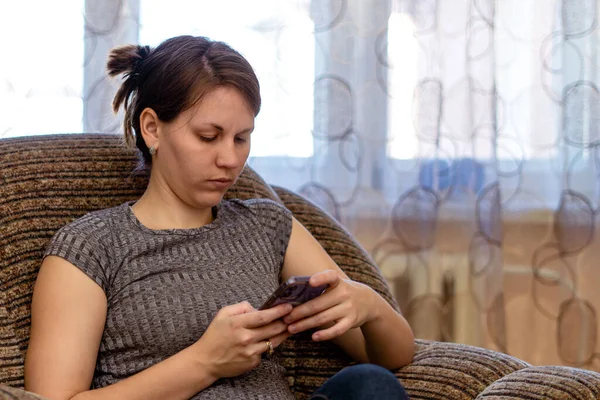 携帯電話でテキストメッセージを送る女性の終わり — ストック写真
