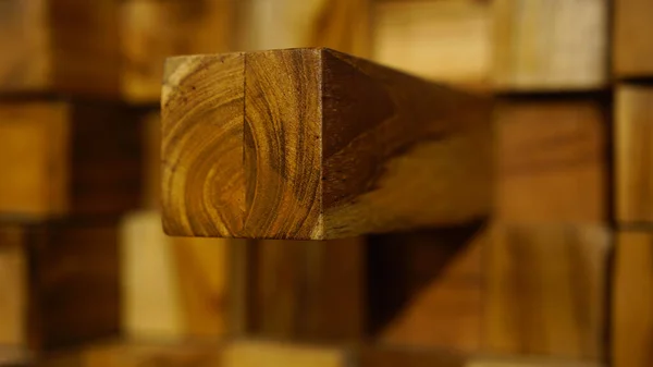 立方体に彫刻された木の質感のクローズアップショット — ストック写真
