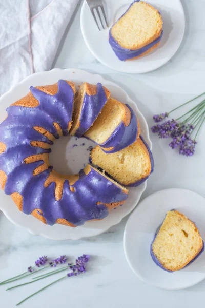 Gros Plan Vertical Gâteau Citron Éponge Avec Lavande Sur Une — Photo