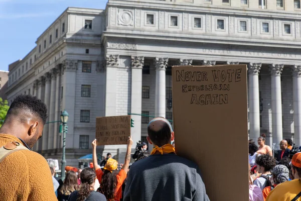 Grupa Ludzi Plakatami Podczas Protestu Młodzieży Nad Bronią Foley Square — Zdjęcie stockowe