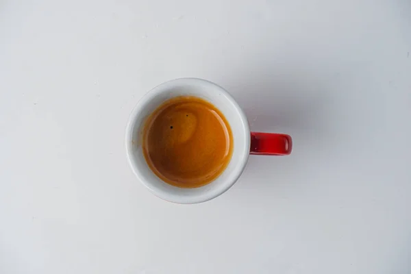 Overhead Skott Röd Kopp Espressokaffe Isolerad Den Vita Bakgrunden — Stockfoto