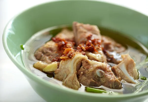 ぼんやりとした背景にタイの豚スープとチリのトップビュー — ストック写真