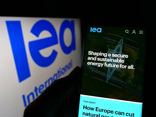Nemzetközi Energiaügynökség Iea Honlapjával Ellátott Mobiltelefont Logóval Ellátott Személy Képernyőn — Stock Fotó