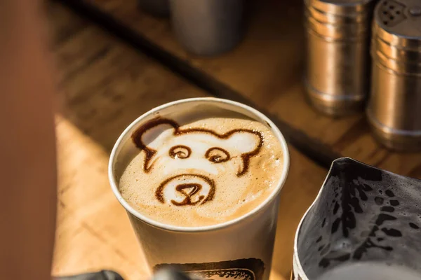 Nahaufnahme Einer Tasse Kaffee Mit Bärenkopf Auf Einem Tisch Einem — Stockfoto