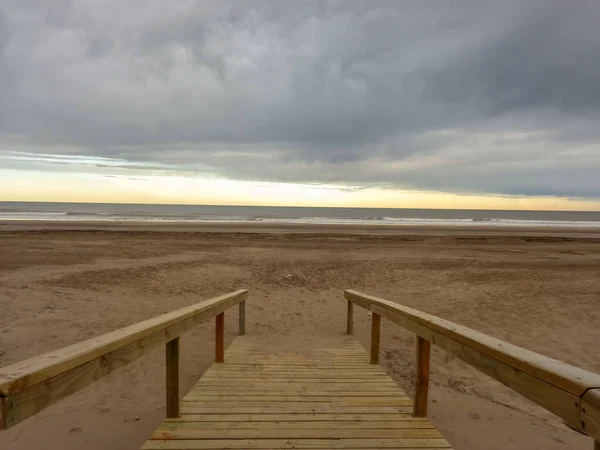 Drewniana Promenada Dół Piaszczystej Plaży Tle Nieba Zachód Słońca — Zdjęcie stockowe
