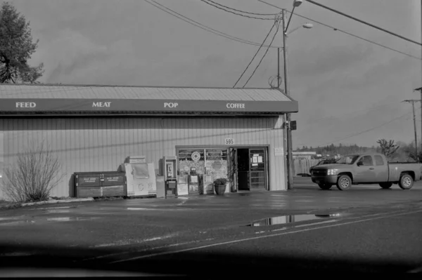 ワシントン州ブレイディの食品市場の近くに停めた車のグレースケール — ストック写真