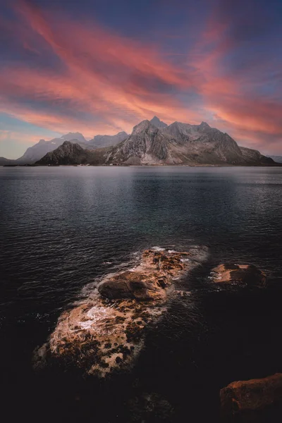 Tiro Vertical Montanhas Rochosas Cercadas Pelo Oceano Fundo Colorido Céu — Fotografia de Stock