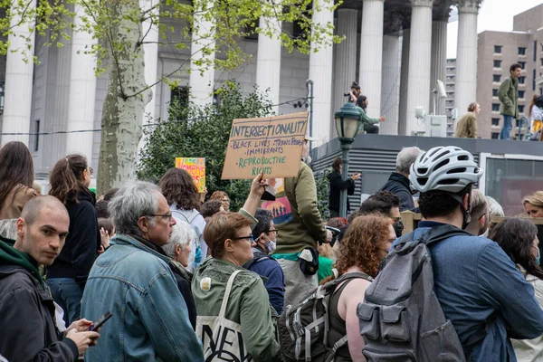 Una Pareja Con Cartel Cartón Con Las Palabras Interseccionalidad Vidas — Foto de Stock