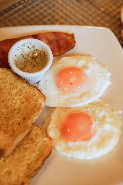 Vertical Closeup Toasted Bread Eggs Bacon Breakfast — Stock Photo, Image