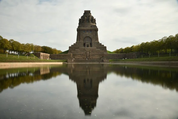 Ein Teich Mit Dem Völkerschlachtdenkmal Leipzig Vor Bewölktem Himmel — Stockfoto