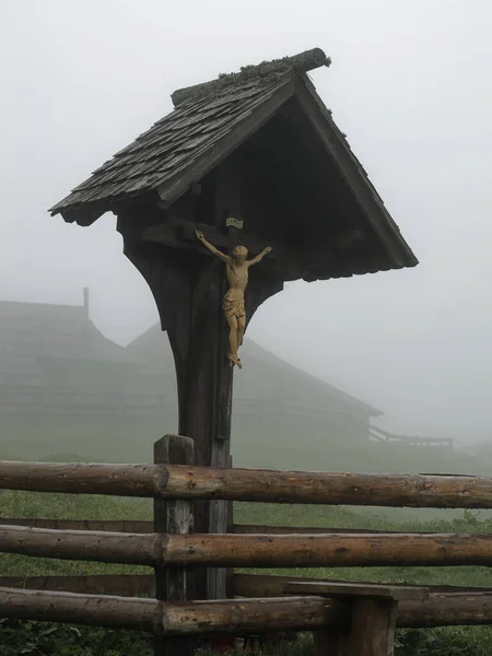 Plan Vertical Une Croix Bois Dans Brume Velika Planina Slovénie — Photo