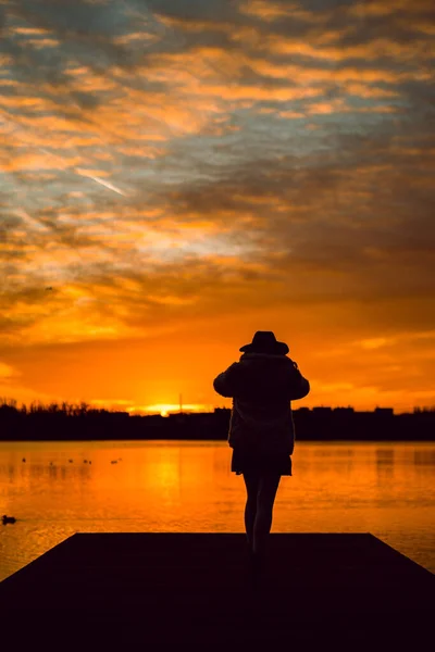 Vertical Shot Woman Silhouette Shore Bright Sunset — Stock Photo, Image