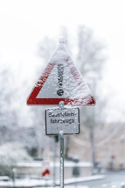 Eine Nahaufnahme Eines Straßenschildes Das Mit Schnee Bedeckt Ist — Stockfoto