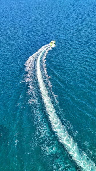 Plan Vertical Yacht Conduisant Dans Mer Laissant Des Traces — Photo