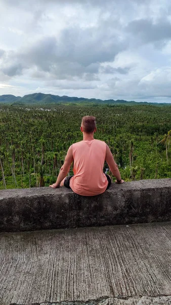 Una Vista Trasera Hombre Sentado Una Pared Piedra Posando Para — Foto de Stock