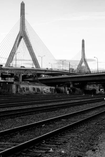 Boston Eyaletleri Arası Tren Raylarının Dikey Gri Tonlu Görüntüsü — Stok fotoğraf