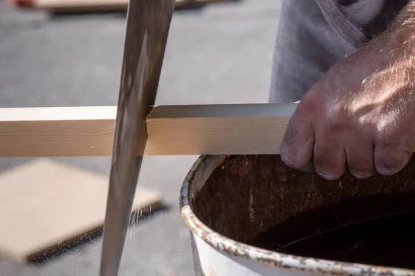 Hombre Cortando Trozo Madera Con Una Sierra Manual Para Construir — Foto de Stock