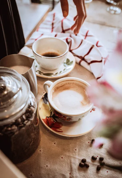 Primo Piano Verticale Caffè Sul Tavolo — Foto Stock