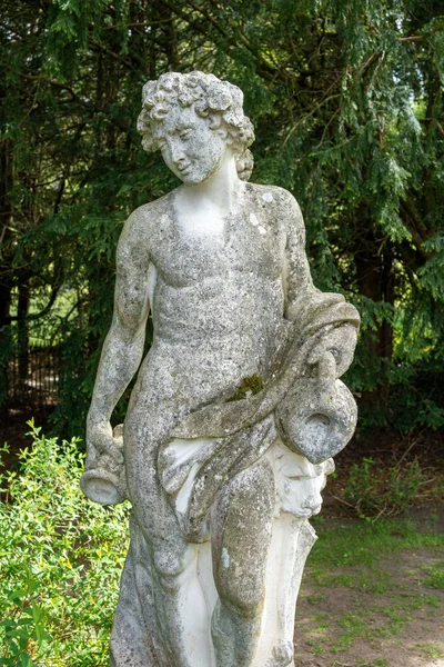 英国诺森伯兰Wooler附近的Lilburn塔花园雕像 这是一个通过国家花园计划开放的豪宅花园 — 图库照片