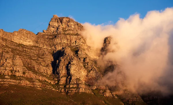 南アフリカのテーブル山の夕日シーンキャンプベイケープタウンから見た — ストック写真